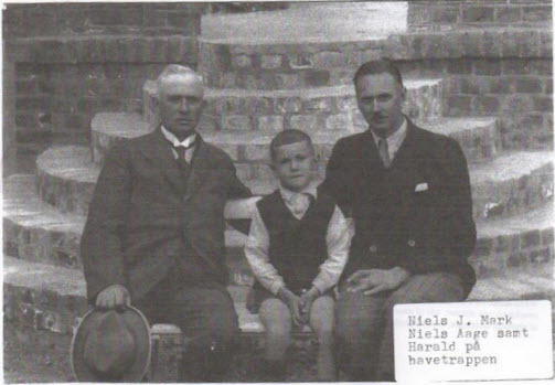 Niels J. Mark, Niels Aage samt Harald på havetrappen Niels J. Mark, Niels Aage samt Harald på havetrappen